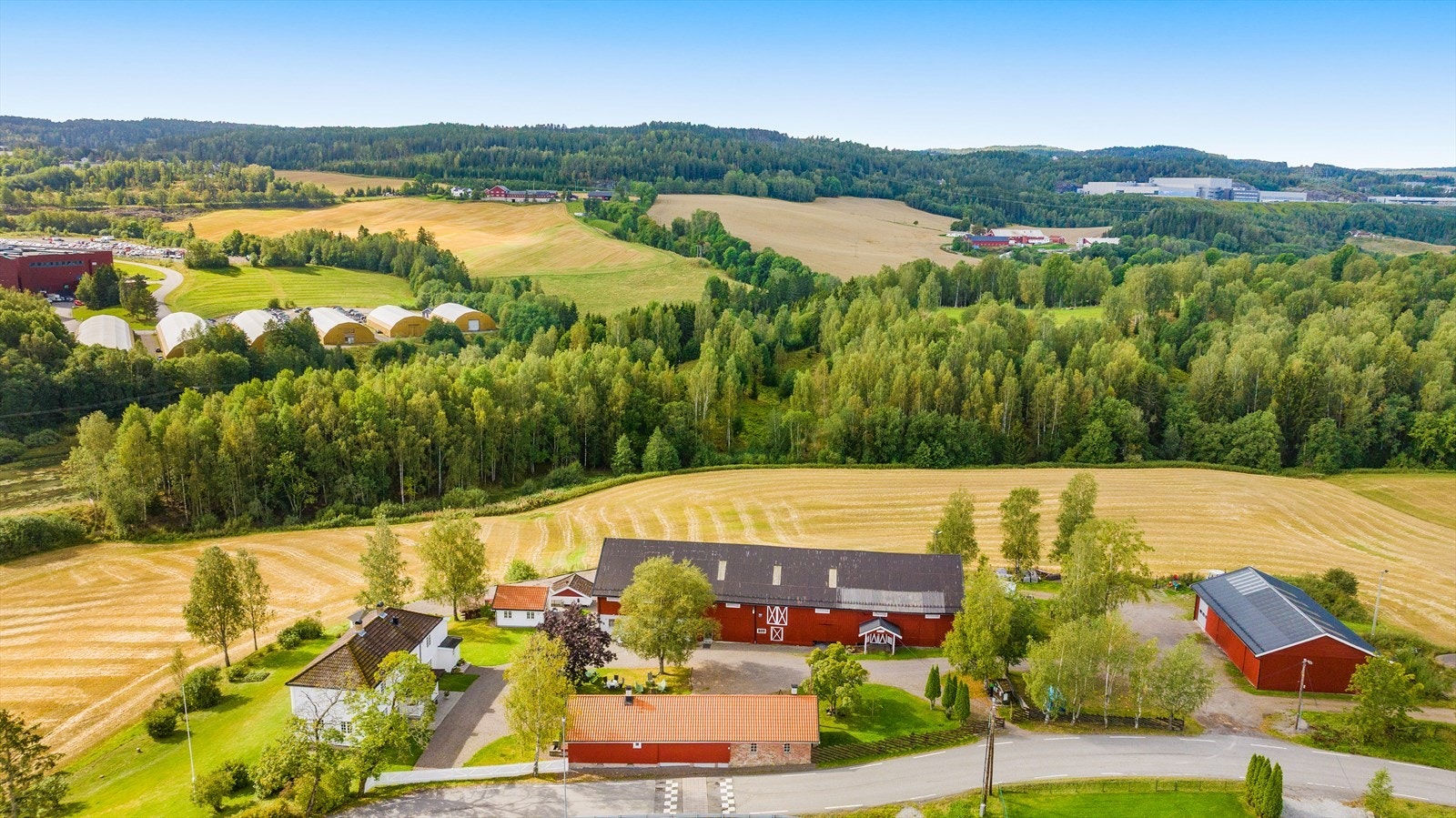 Beliggende langs Årosveien. Galleribilde