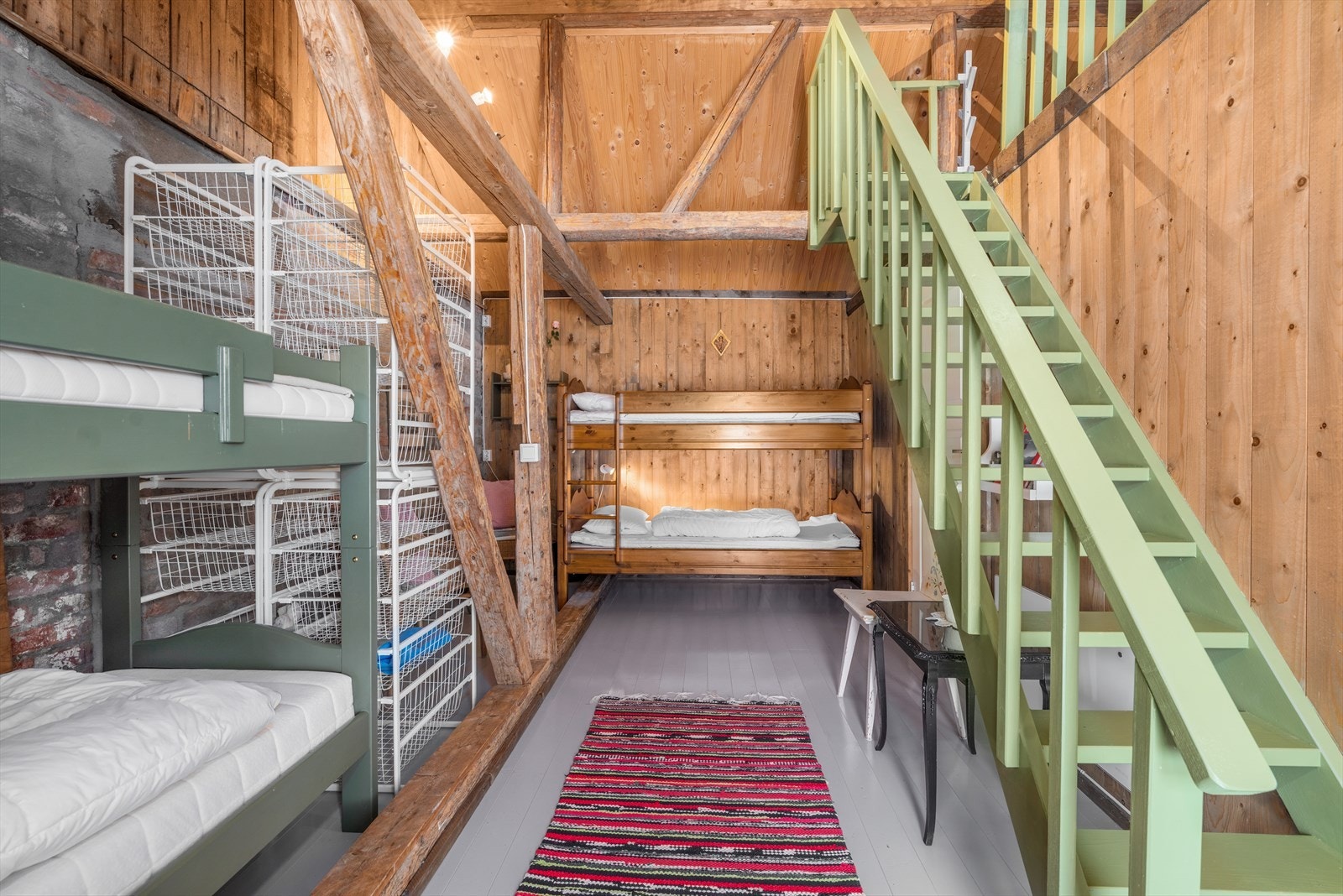 Køyesenger i 1. etasje og trapp opp til sovehems. Galleribilde