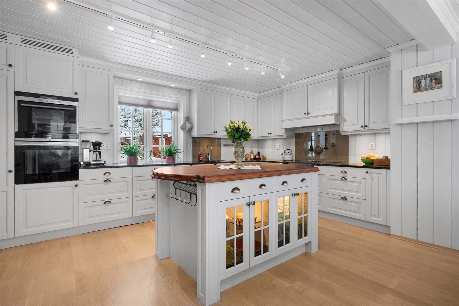 Stort og smakfullt kjøkken. Galleribilde