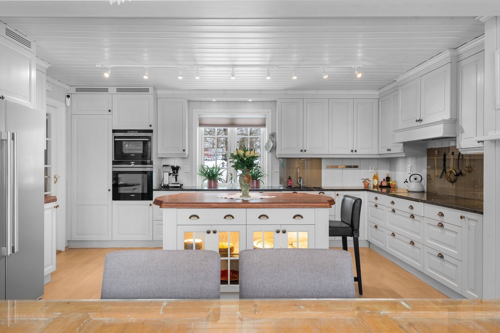 Praktisk med takhøye skap. Galleribilde