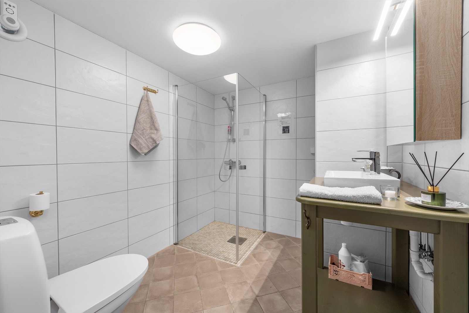 Badet har dusjhjørne. Galleribilde