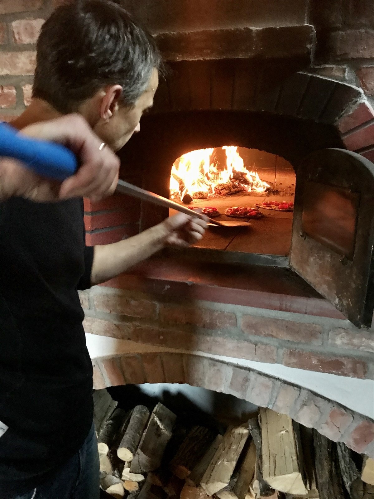 Det jobbes med dagens bakst i bakstehuset. Privat bilde. Galleribilde