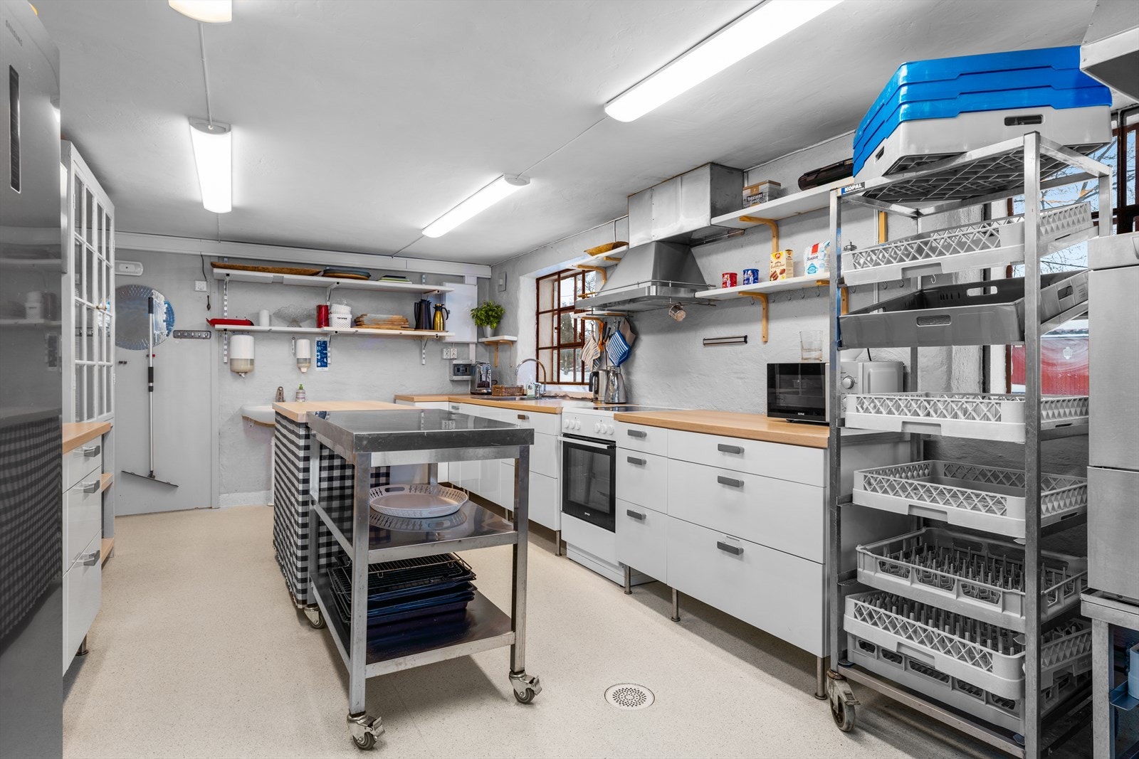 Stort kjøkken for matlaging i låven. Galleribilde