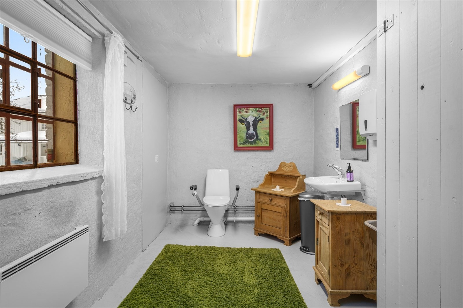 Toalettrom i gang, opprinnelig melkerom. Galleribilde