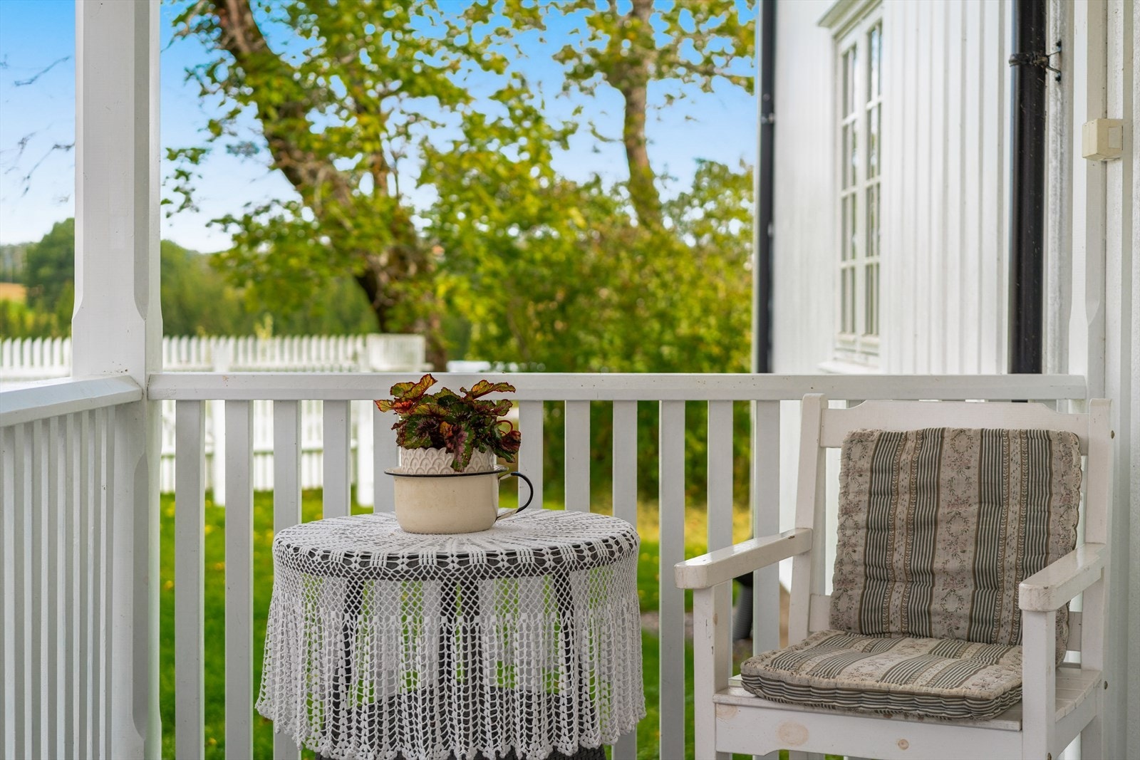 Hyggelig uteplass ved inngangspartiet. Galleribilde