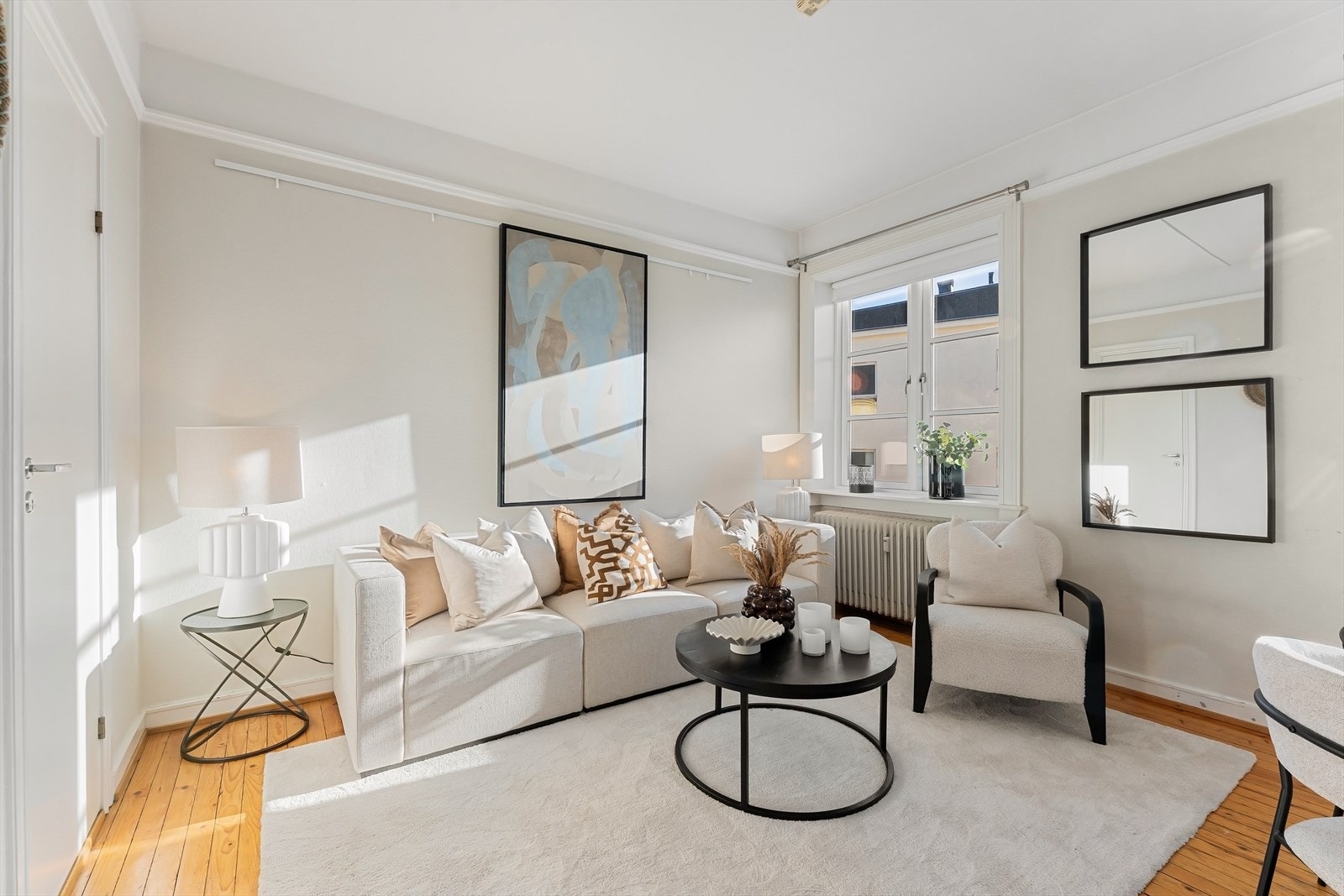 Stuen er luftig og lys med store vindusflater Galleribilde