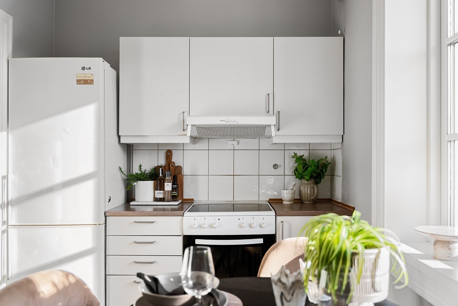 Kjøkkenet er praktisk utformet med god benke- og skapplass Galleribilde