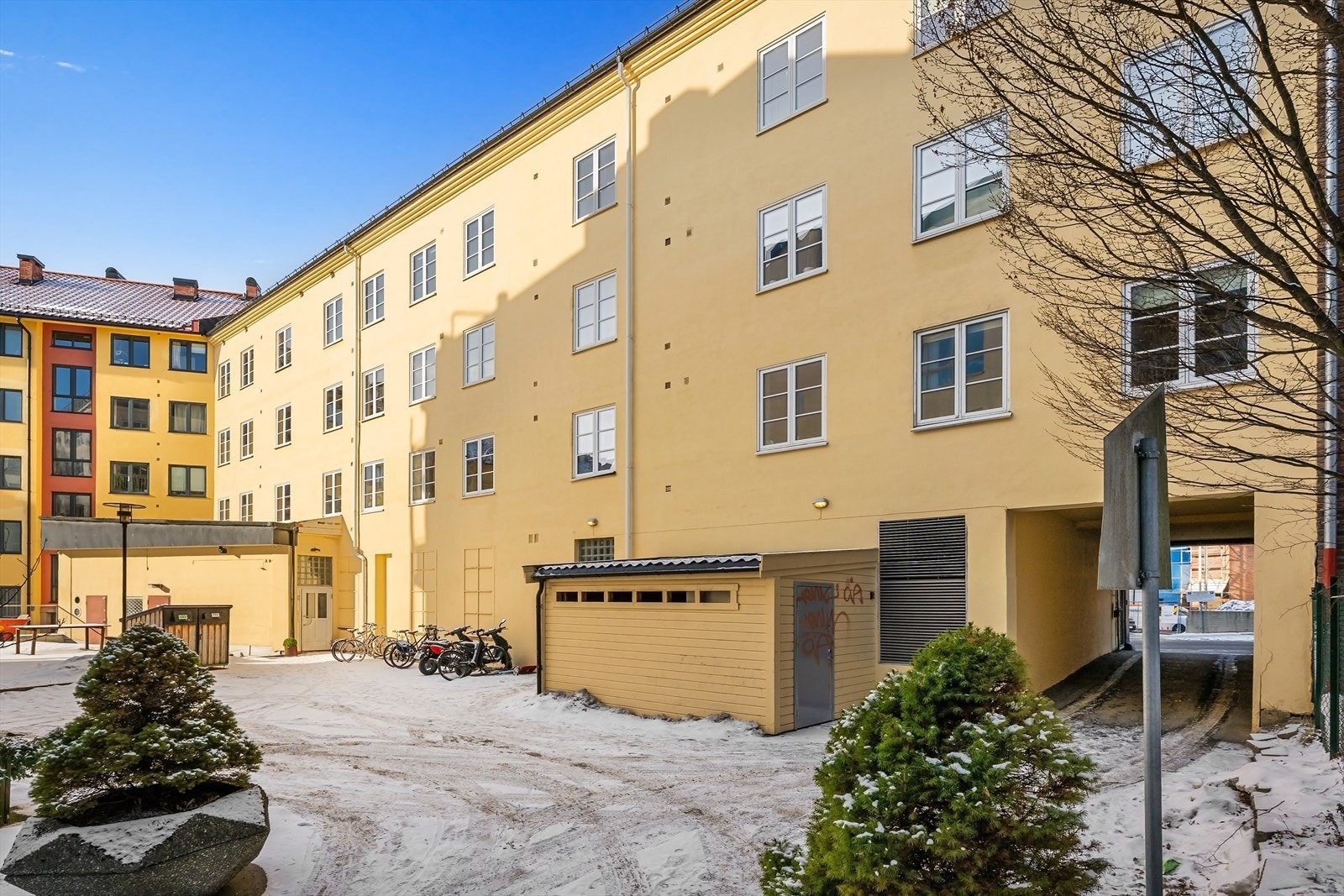 Bakgård og adkomst fra portrom Galleribilde