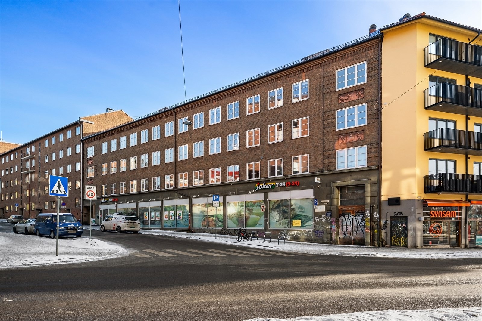 Fasade fra gaten. Det er dagligvare Joker i 1. etasje Galleribilde