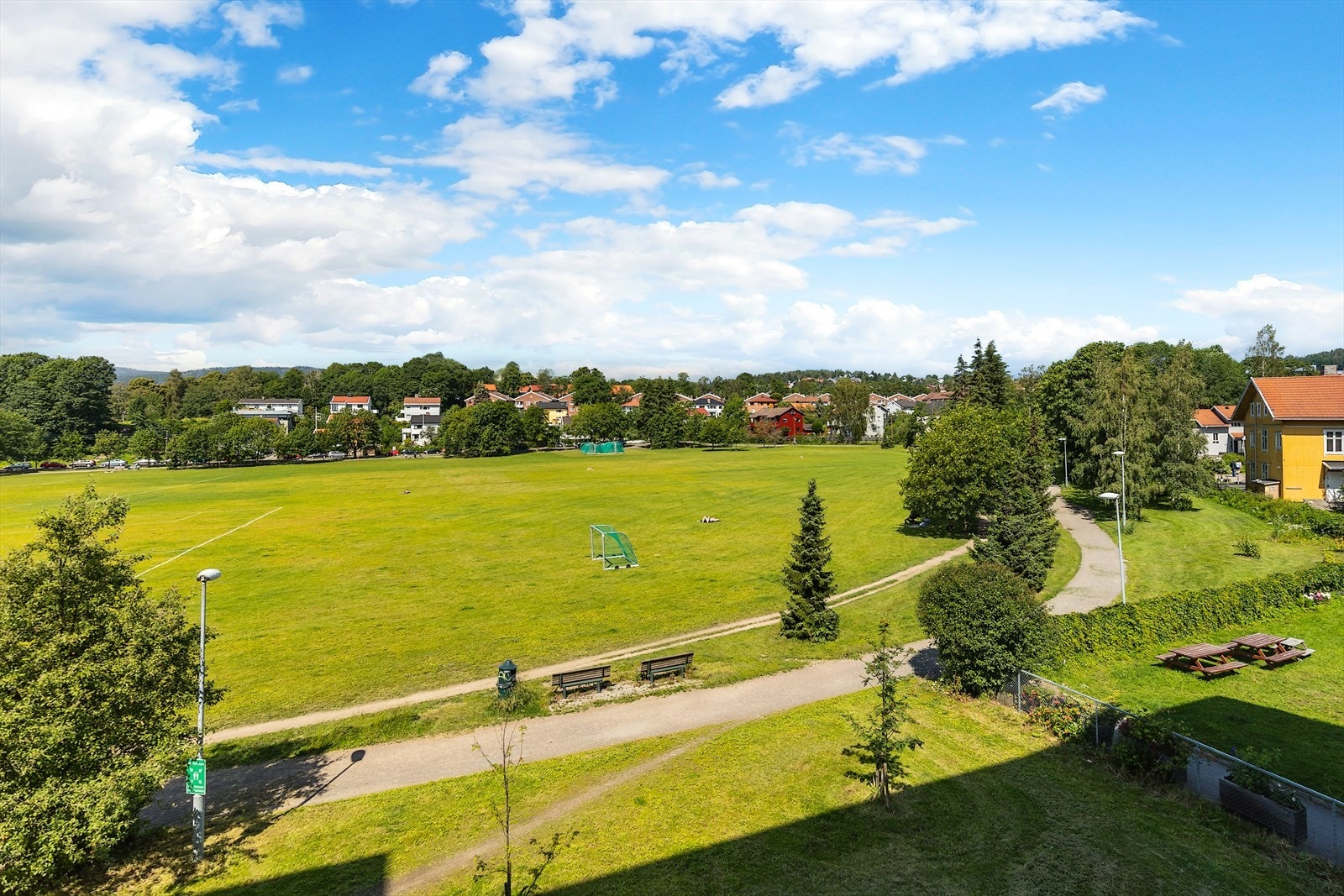 Voldsløkka Idrettspark med mange spillflater, klubbhus og garderobefasiliteter. På vinterstid blir en av flatene islagt Galleribilde