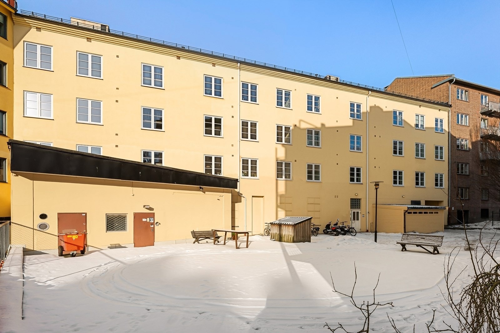 Felles bakgård med sykkelparkering Galleribilde