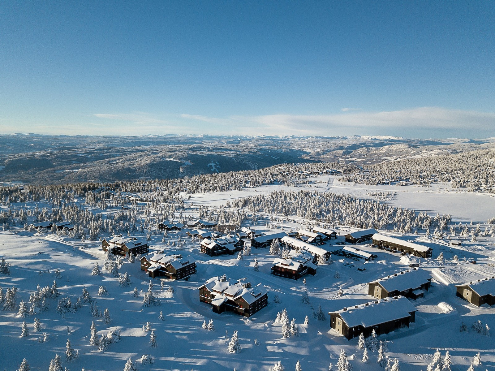 Ilsetra ligger luftig og fint til i fjellterreng med utsikt til Gudbrandsdalen og fjellene omkring. Galleribilde