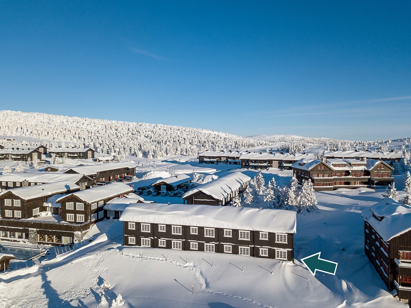 Eiendommen er beliggende "midt i smørøyet" på Ilsetra -et fjelltun på toppen av Hafjell, 964 meter over havet. Galleribilde
