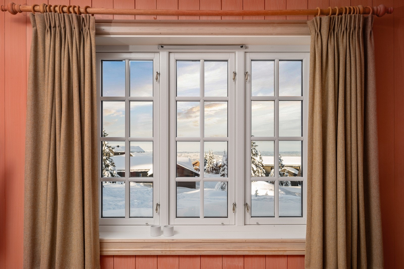 Stuen har et stort vindu som gir mye naturlig lysinnslipp og bidrar til en behagelig romfølelse. Galleribilde