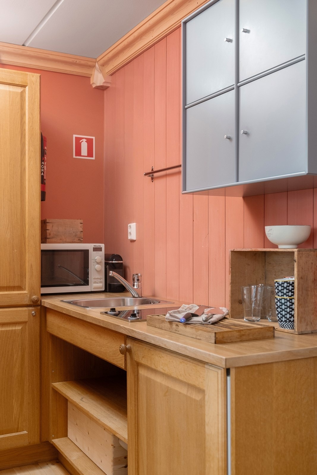 Innredningen har en klassisk utførelse med profilerte fronter og en benkeplate i laminat. Galleribilde