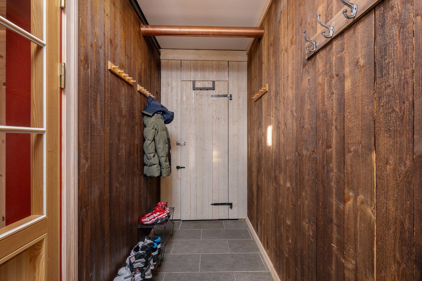 Innerst i rommet finner du et praktisk kott som gir ekstra lagringsplass. Galleribilde