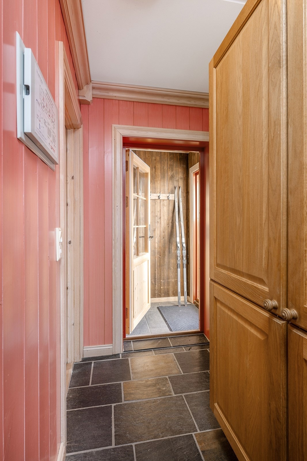 Det er lagt robuste fliser på gulvet i både entré og gang. Galleribilde