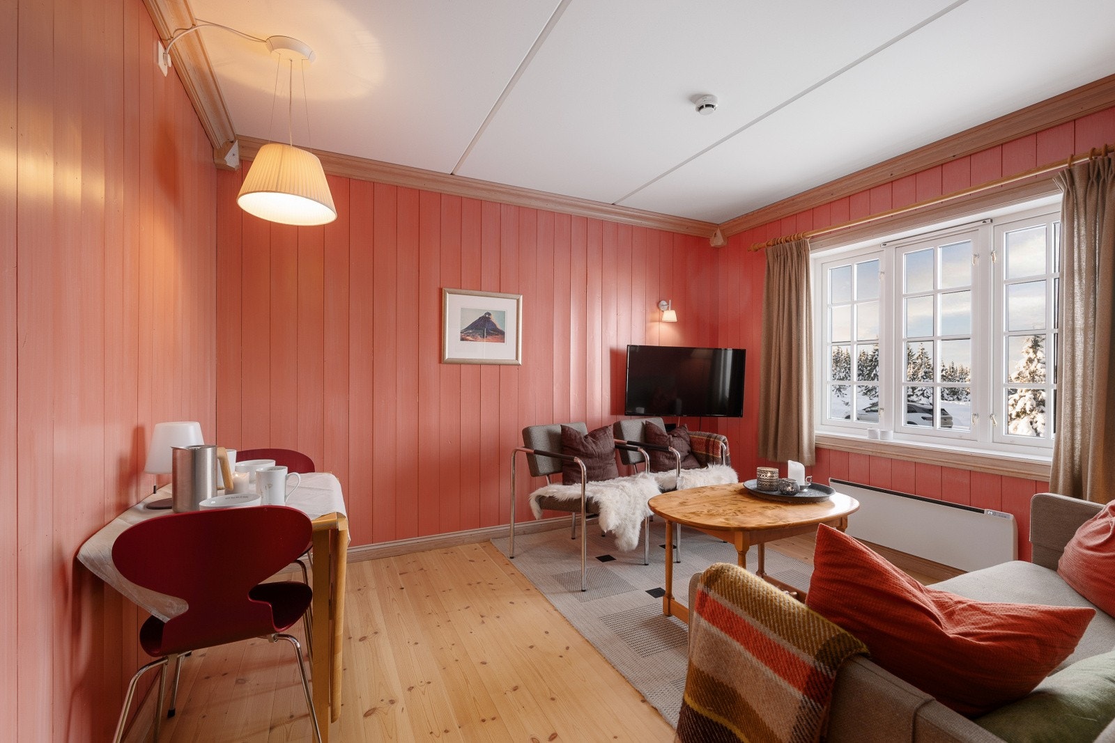 Stuen oppleves som lettstelt og hyggelig, med plass til både sofaseksjon og spisebord. Galleribilde