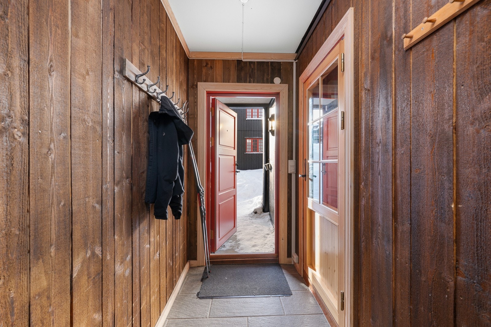 Velkommen inn - Her er det god plass til å henge fra seg yttertøy og sko. Galleribilde