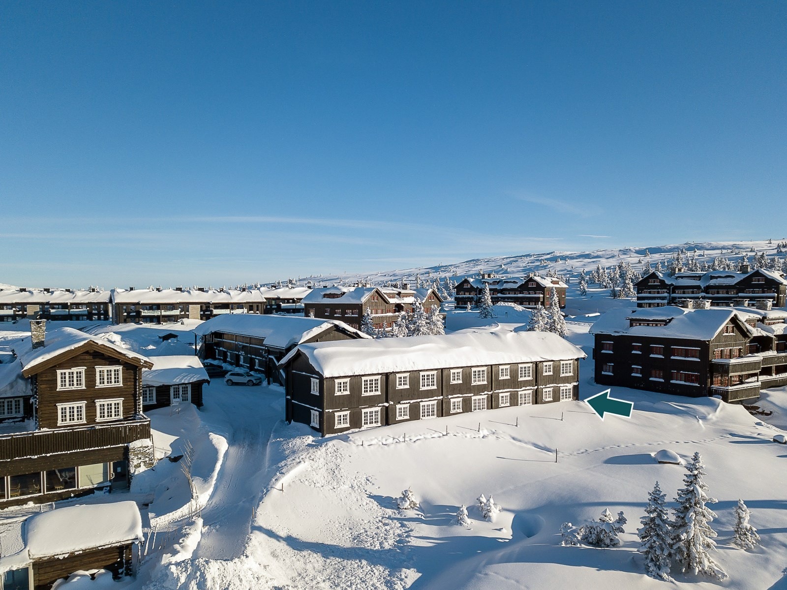 Leiligheten har en attraktiv endebeliggenhet og ligger vestvendt i byggets første etasje. Galleribilde