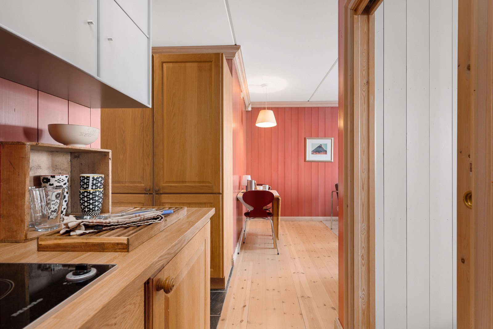 Det er utstyrt med platetopp og kjøleskap. Galleribilde