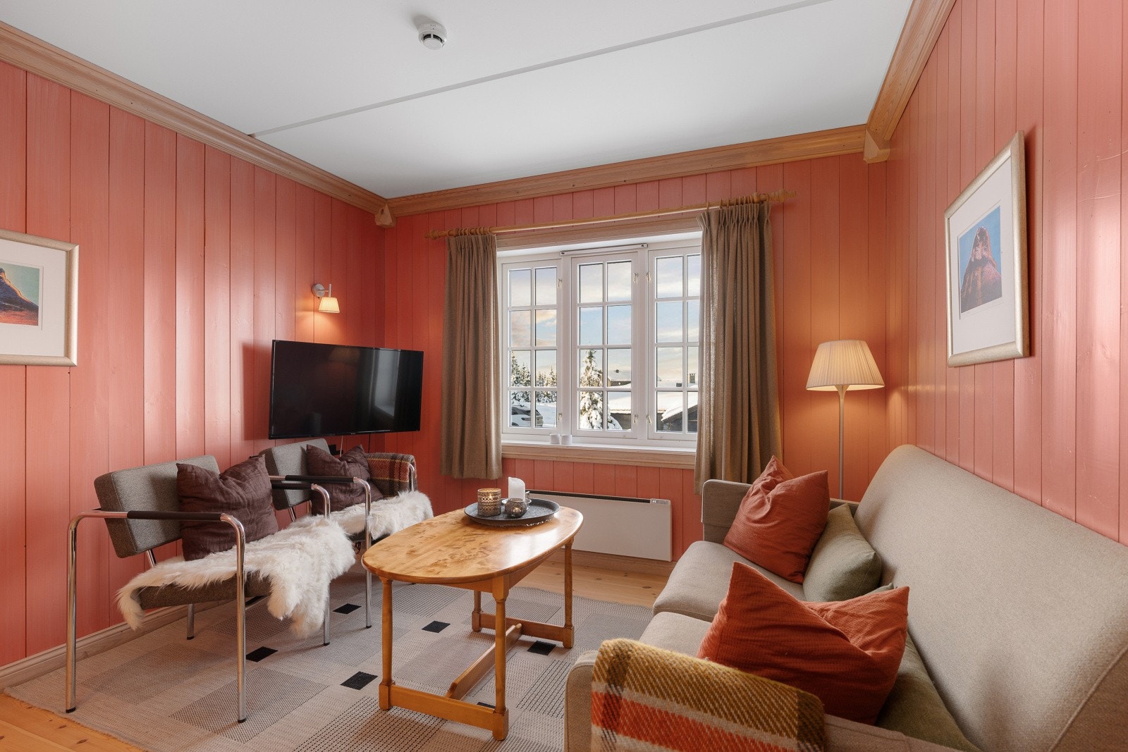 Veggene er malt i lune farger, og furugulvet gir en varm følelse. Galleribilde