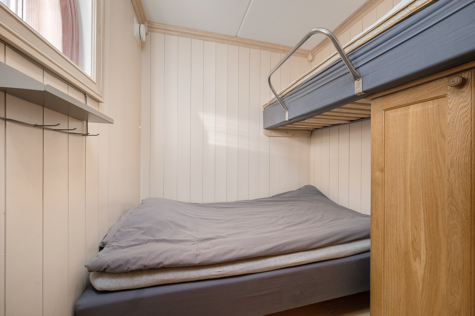 soverom nummer to har både en dobbeltseng og en fastmontert ekstra seng for optimal utnyttelse av plassen. Totalt tilbyr leiligheten fem sengeplasser. Galleribilde