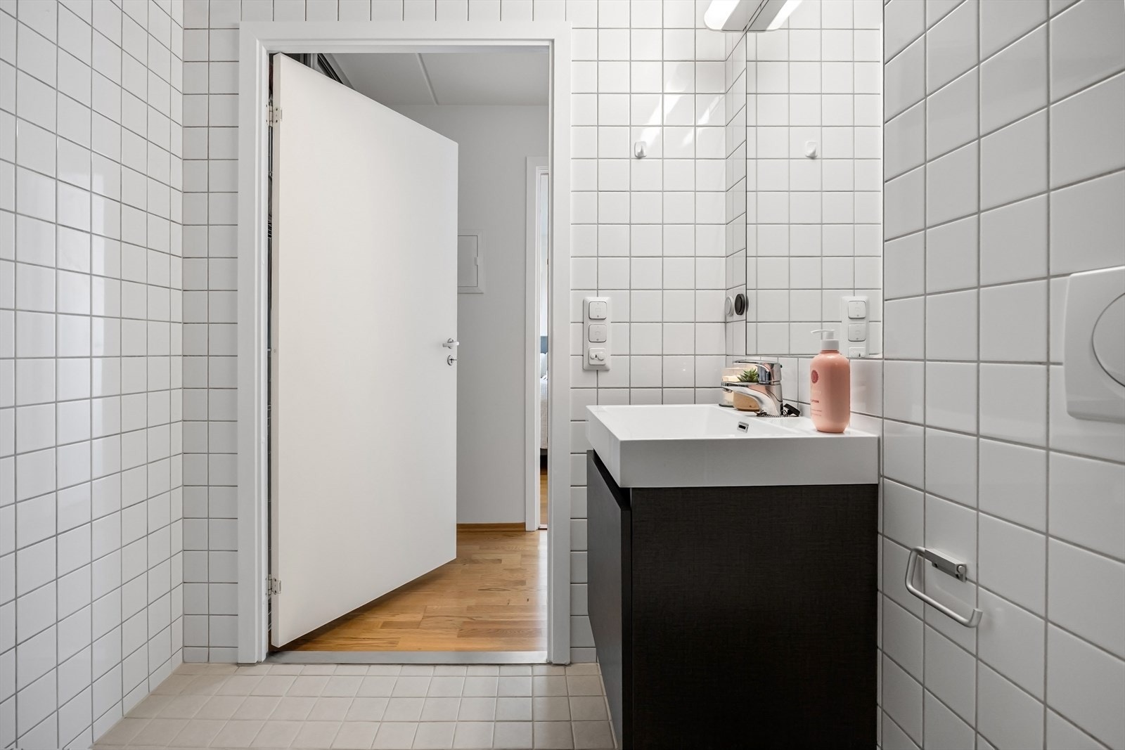 Flislagt bad med varmekabler og innfellbare dusjdører. Galleribilde