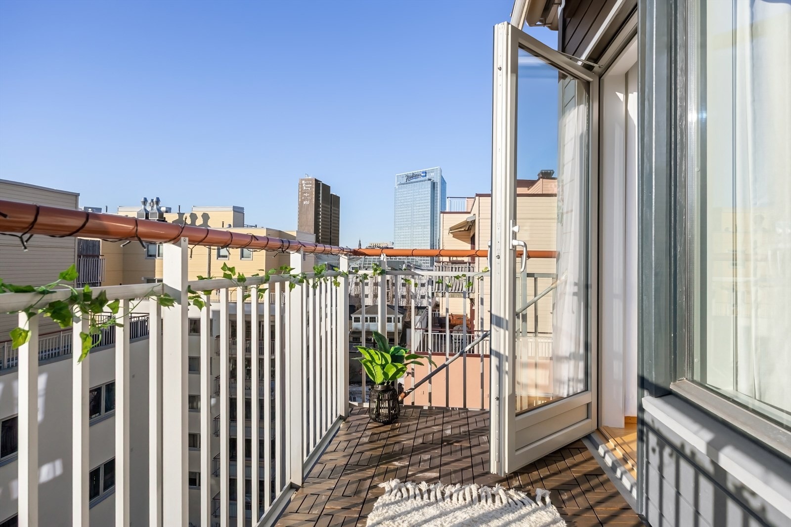 Balkongen ligger høyt og fritt i byggets øverste etasje. Galleribilde