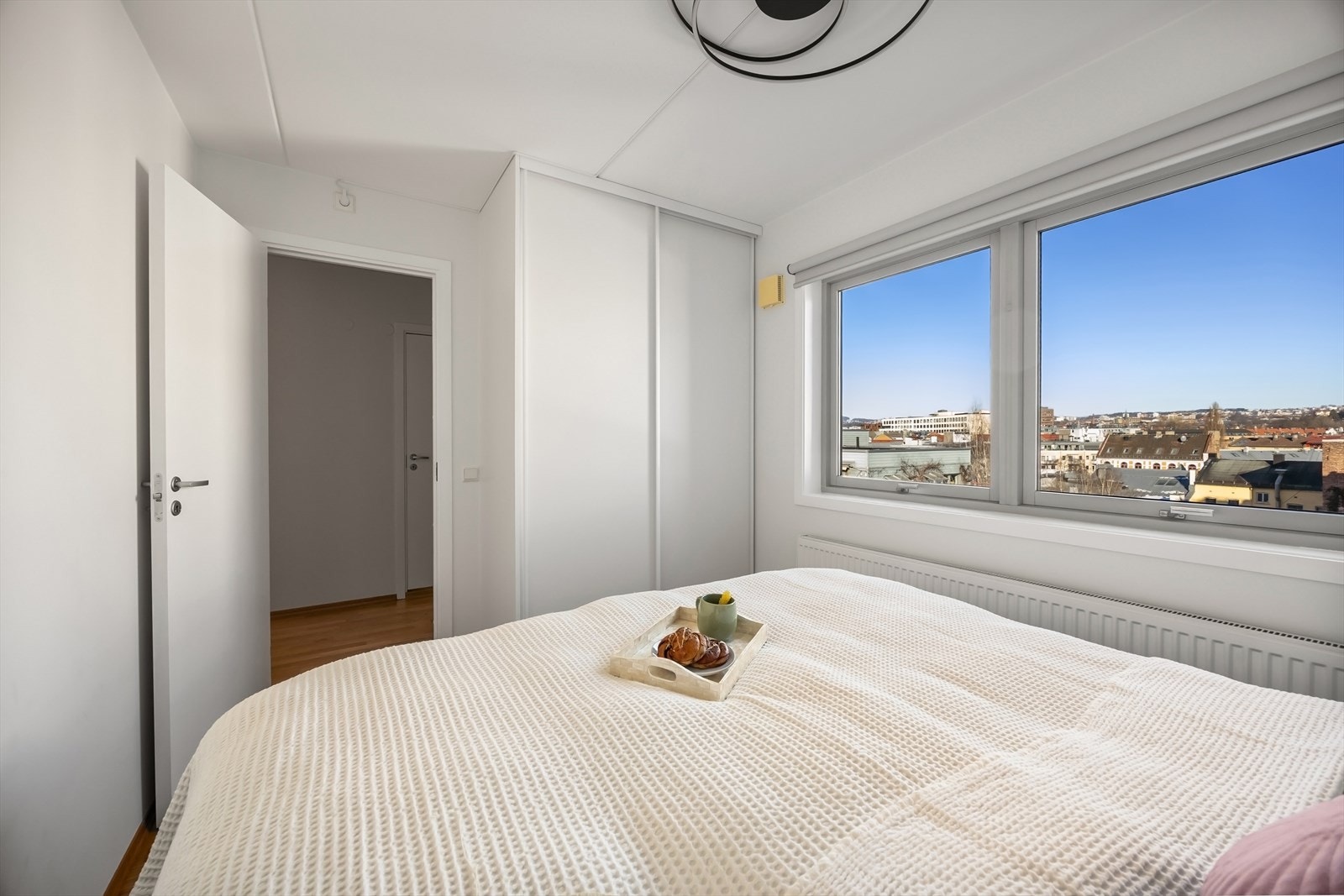 Det er gode oppbevaringsmuligheter og et flott utsyn. Galleribilde