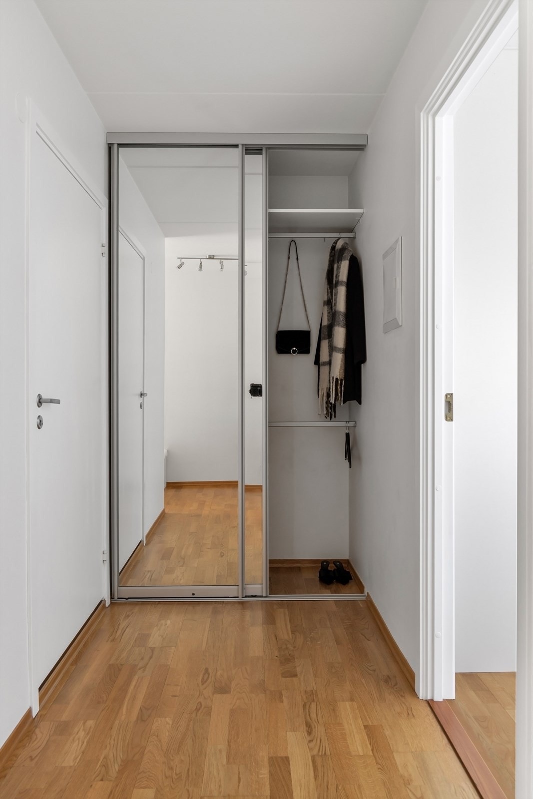 Skyvedørsgarderobe med speilfronter i entré. Galleribilde