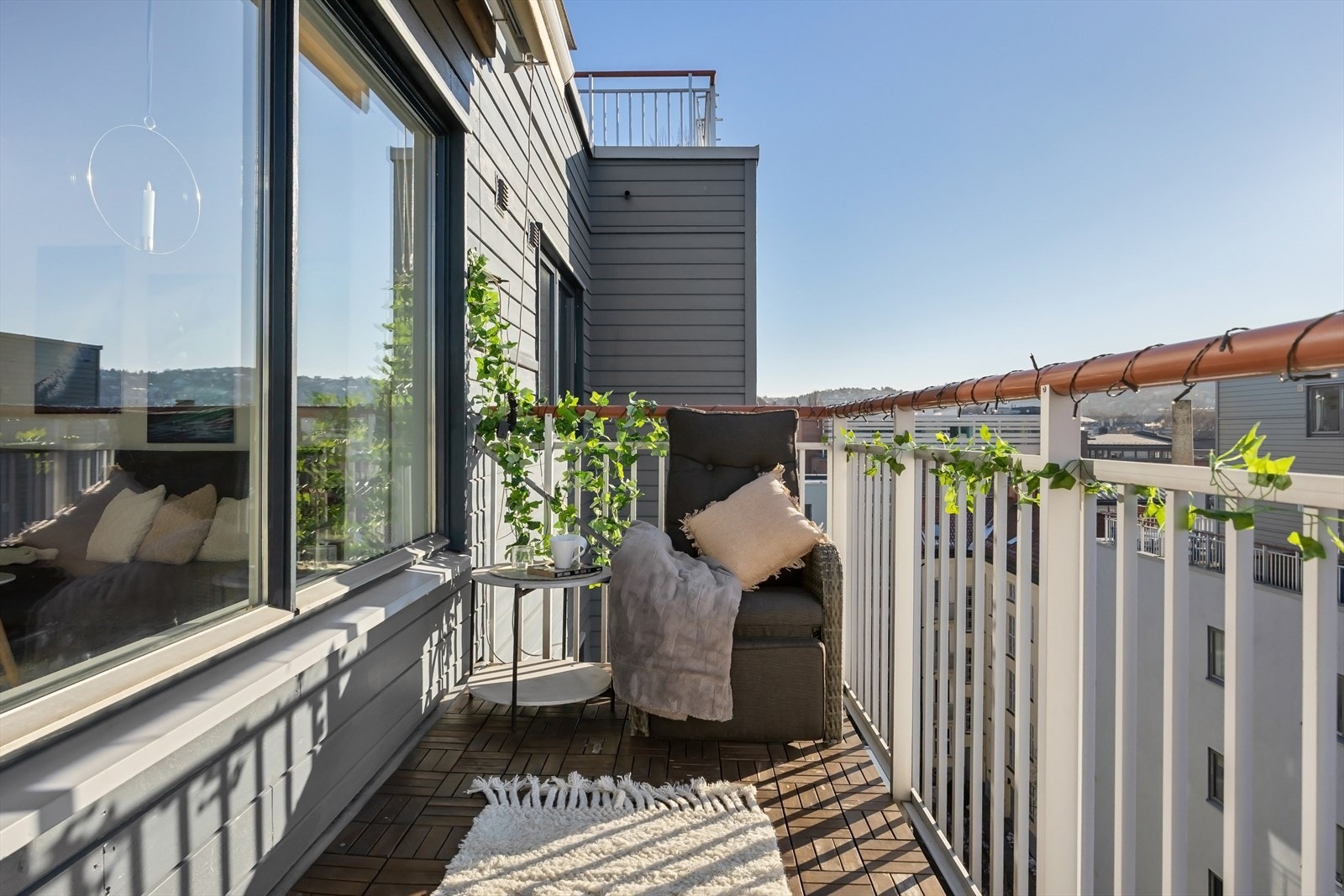 Sørvestvendt balkong med meget gode solforhold. Galleribilde