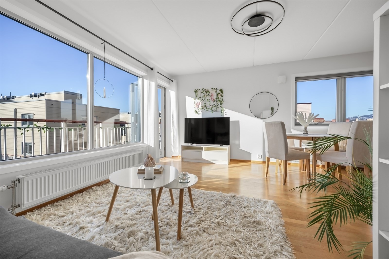 Det er utgang til balkong på ca. 6 kvm fra stuen. Galleribilde