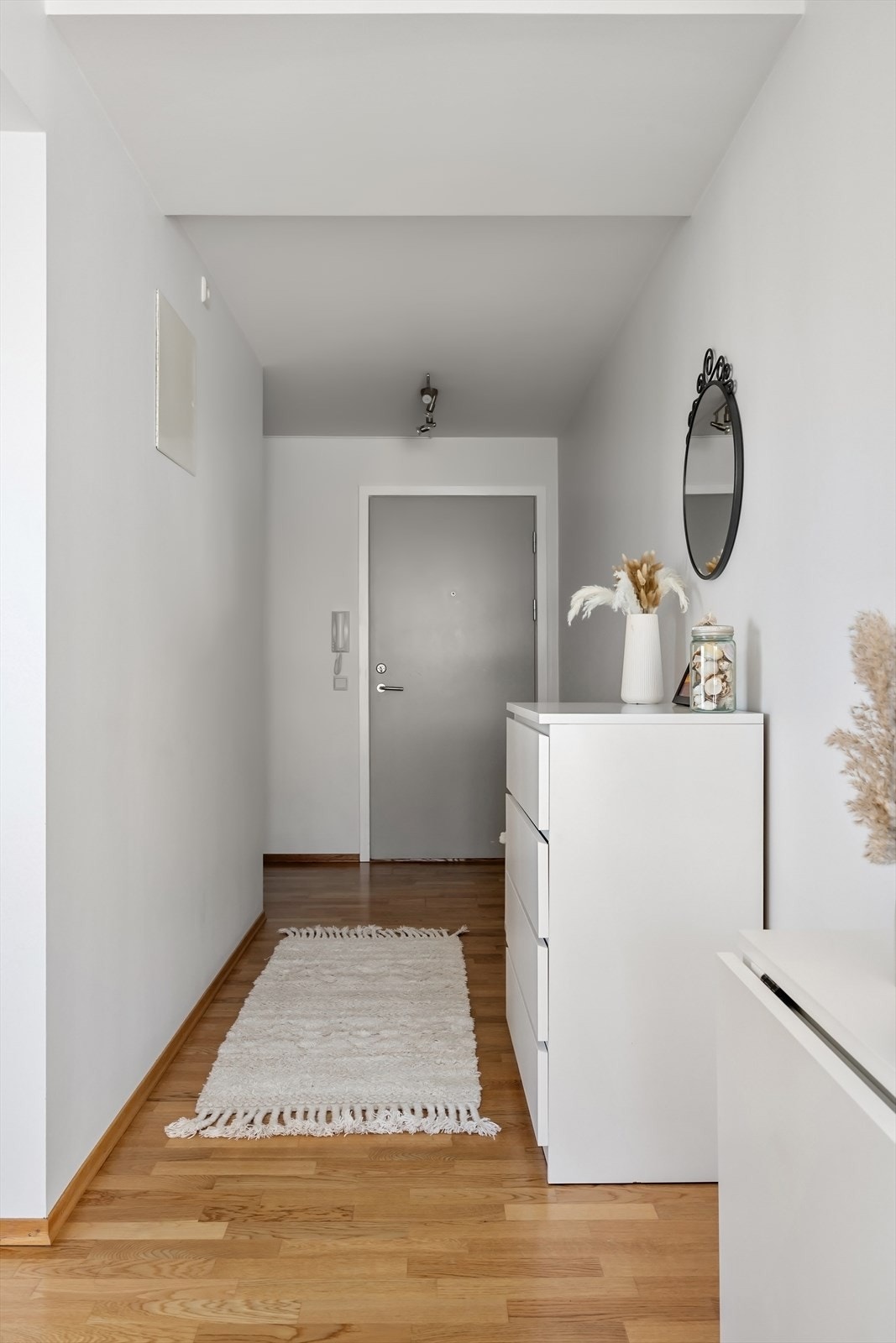 Romslig entré med plass til kommoder og yttertøy. Galleribilde