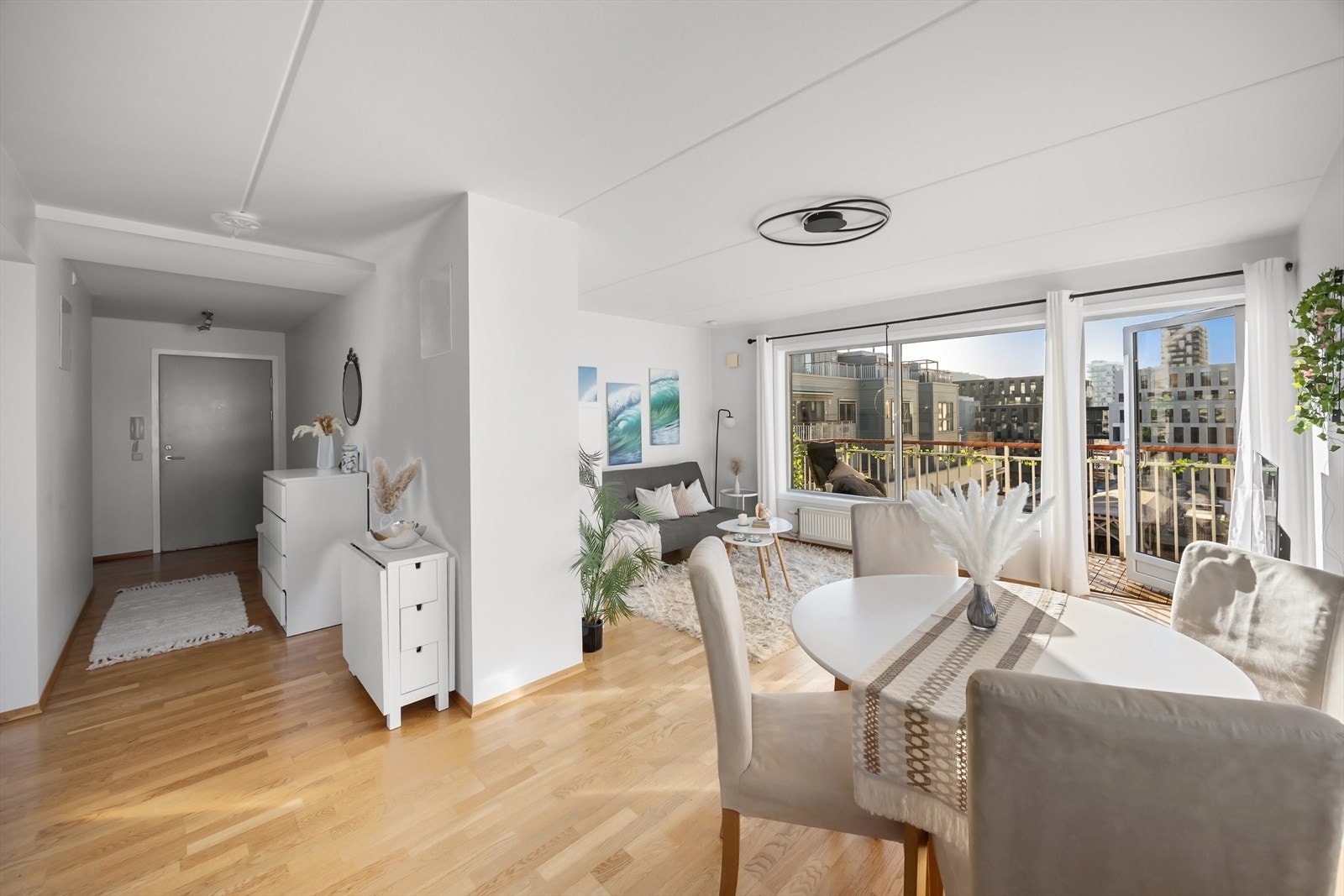 Stue og kjøkken i åpen løsning, med god plass til både sofa og spisestuebord. Galleribilde