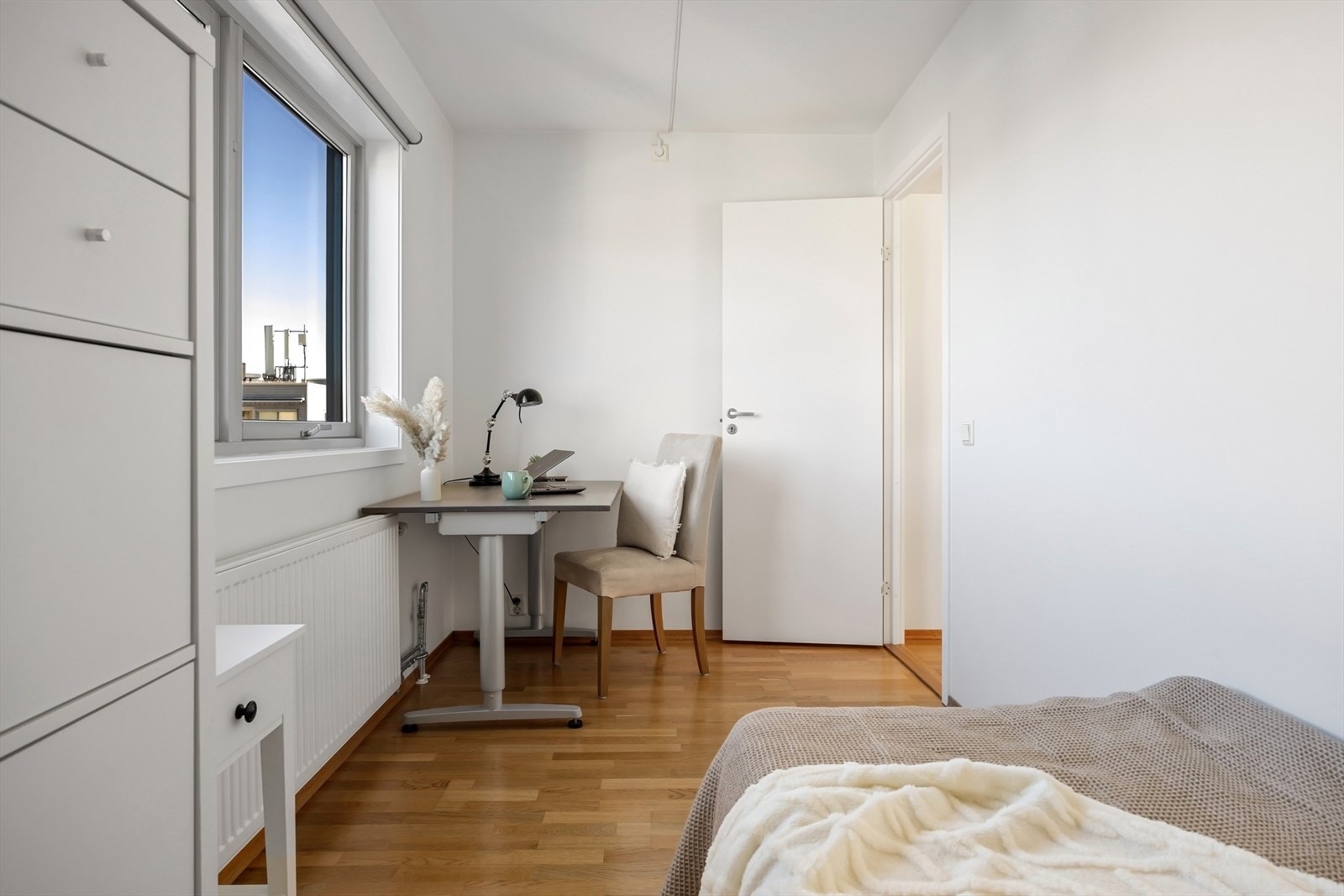 Det er godt med plass til seng, oppbevaring og hjemmekontor. Galleribilde