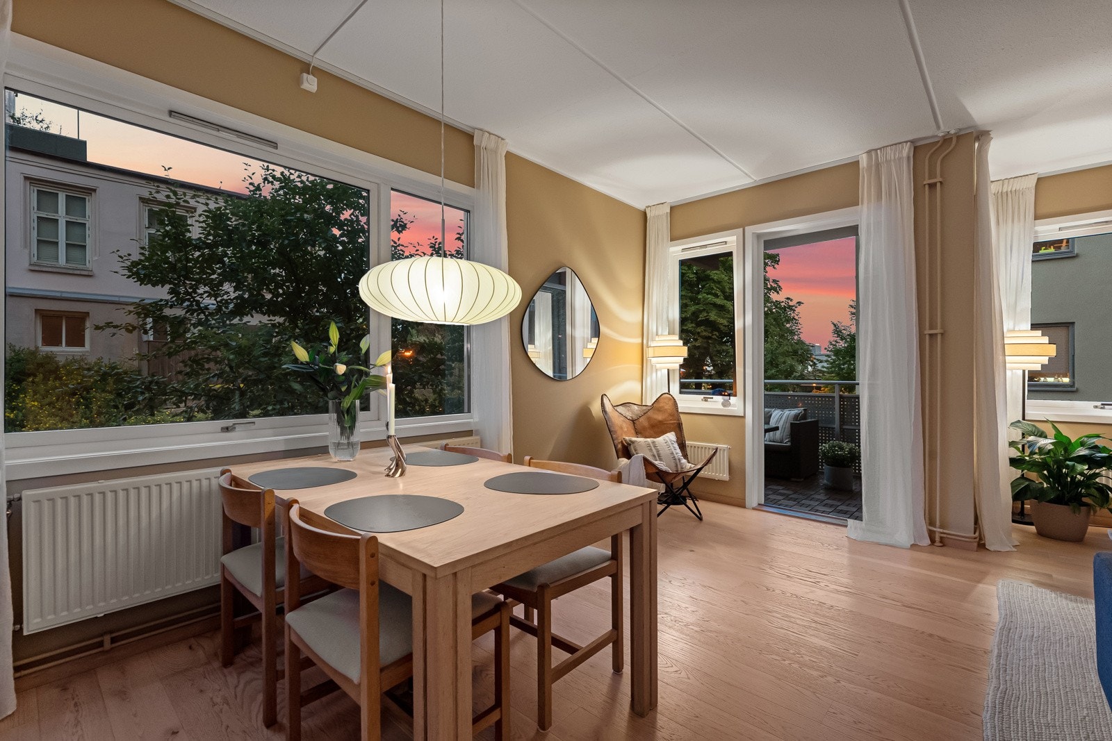 Hele leiligheten ble vesentlig pusset opp i 2021 og i 2022 - Tilbaketrukket og skjermet beliggenhet. Galleribilde