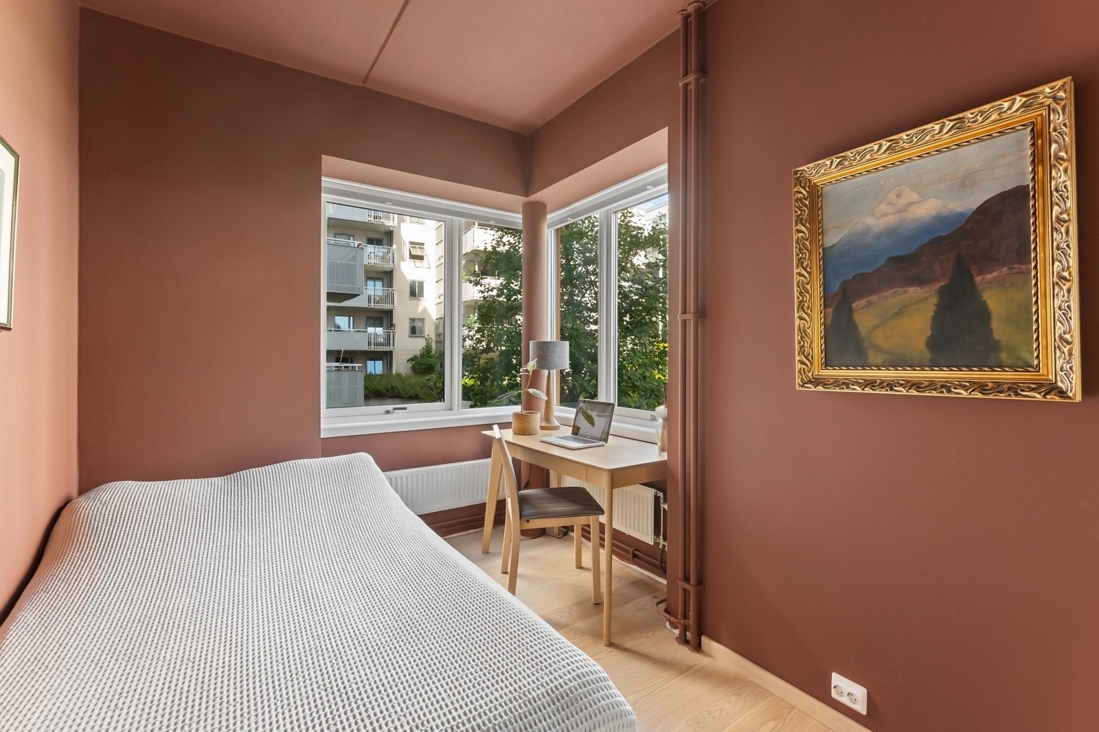 Praktisk planløsning med to soverom samlet i én del av boligen og det tredje i tilknytning til stue og kjøkken. Galleribilde