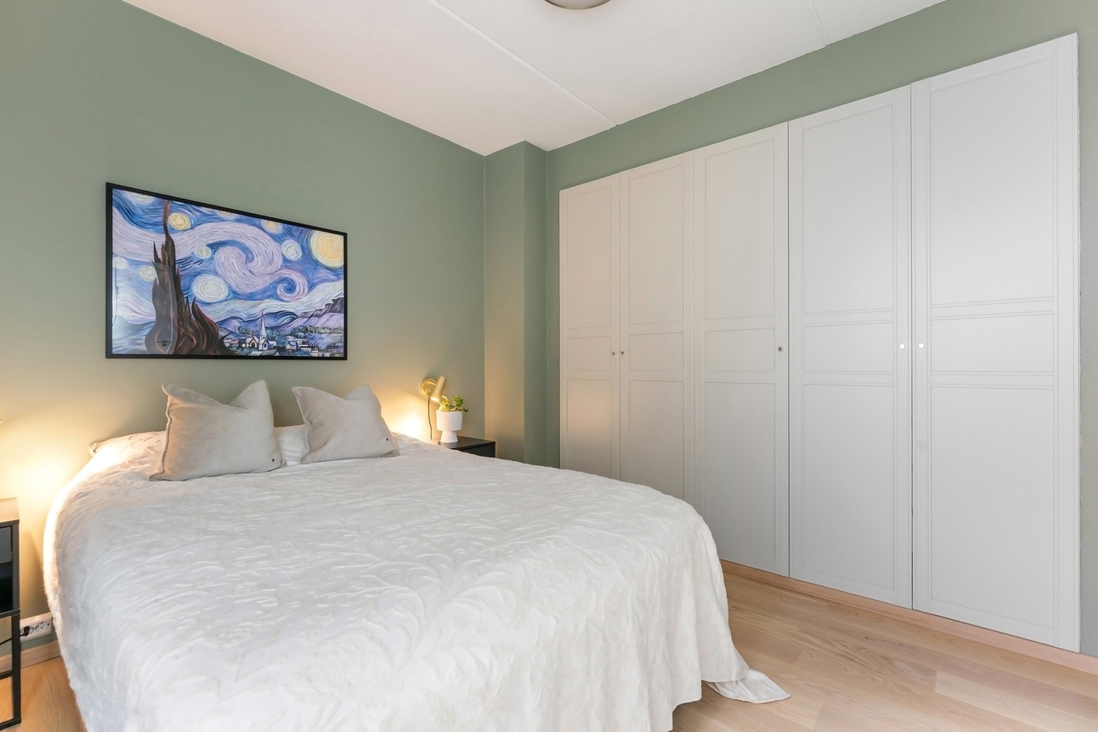 Rikelig med lagringsplass i plassbygget garderoberekke. Galleribilde