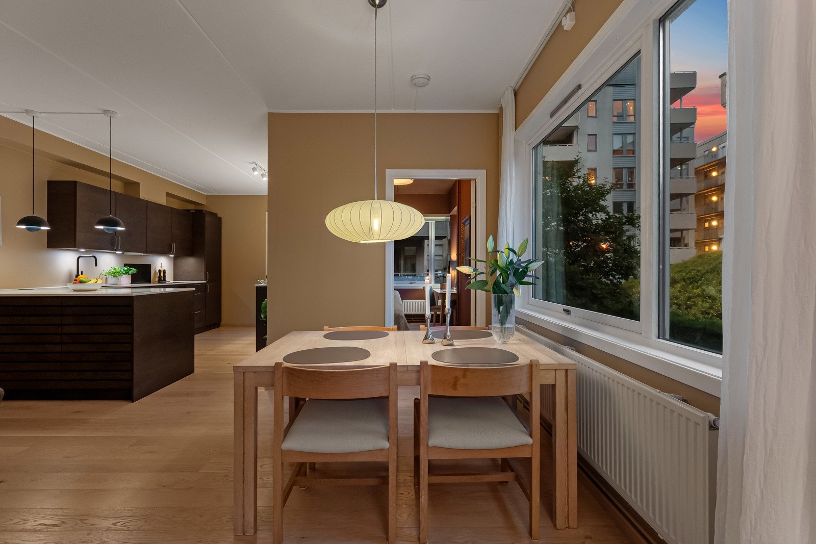 Det ble bl.a. lagt ny enstavs parkett, vegg-og himlingsflater malt og etablert stilrent kjøkken fra 2022. Galleribilde