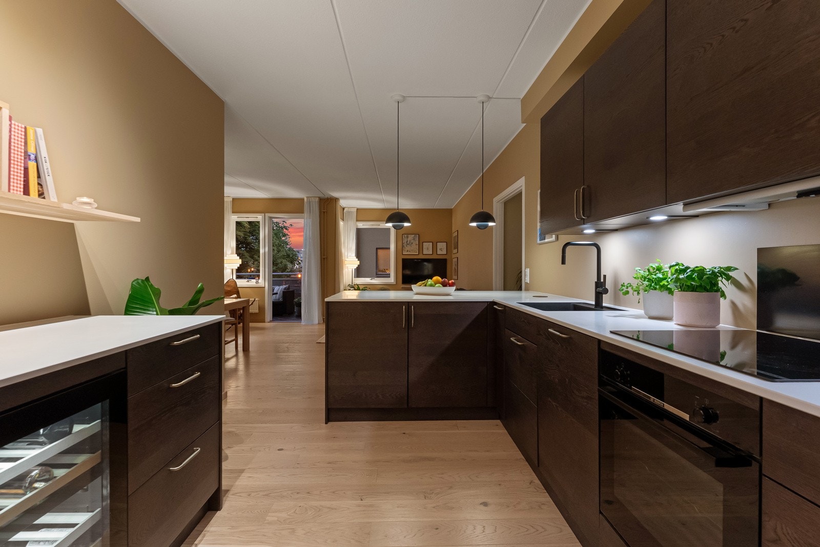 Integrerte hvitevarer som induksjonstopp, stekeovn, vinskap, kjøl-/fryseskap og oppvaskmaskin - Elektronisk lekkasjestopper montert. Galleribilde