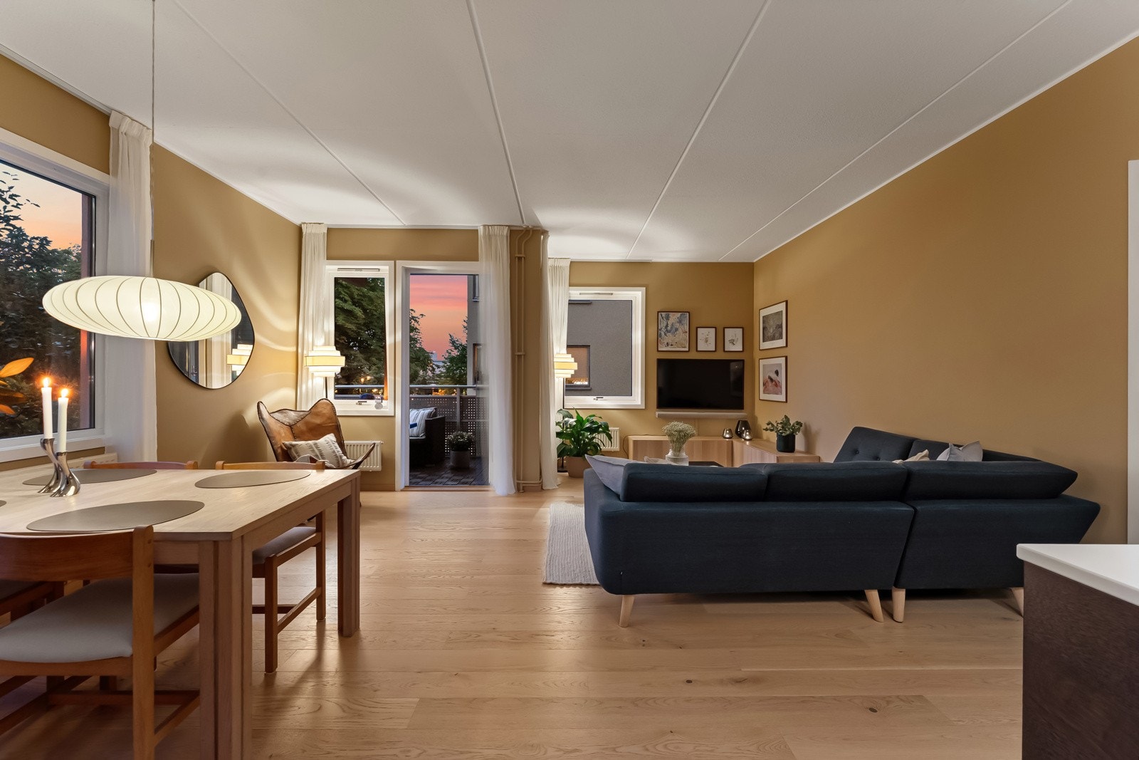 Stue og kjøkken i meget velfungerende, åpen løsning - Et generøst allrom med store vindusflater. Galleribilde