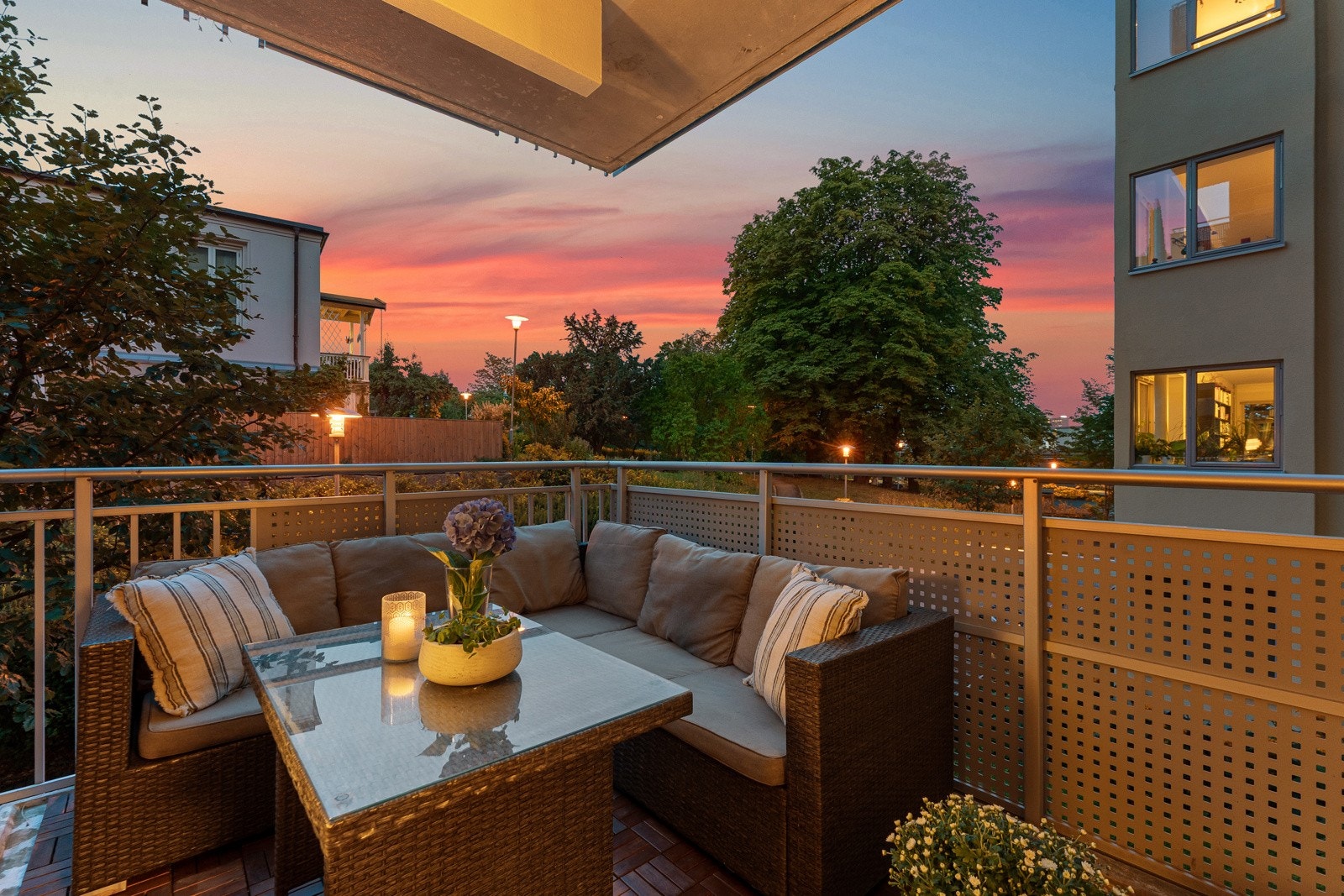 Sydvendt balkong på 8 m² med fin plass til utemøblement - Montert dobbelt stikkontakt. Galleribilde