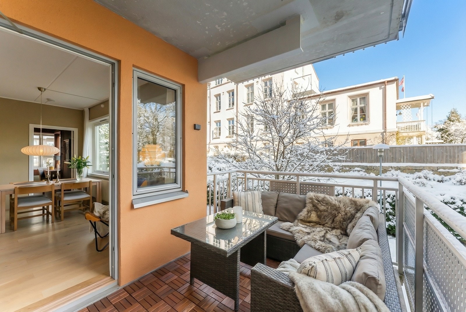 Balkongen er overbygget og fungerer som en naturlig forlengelse av allrommet i de varmere sommermånedene. Galleribilde