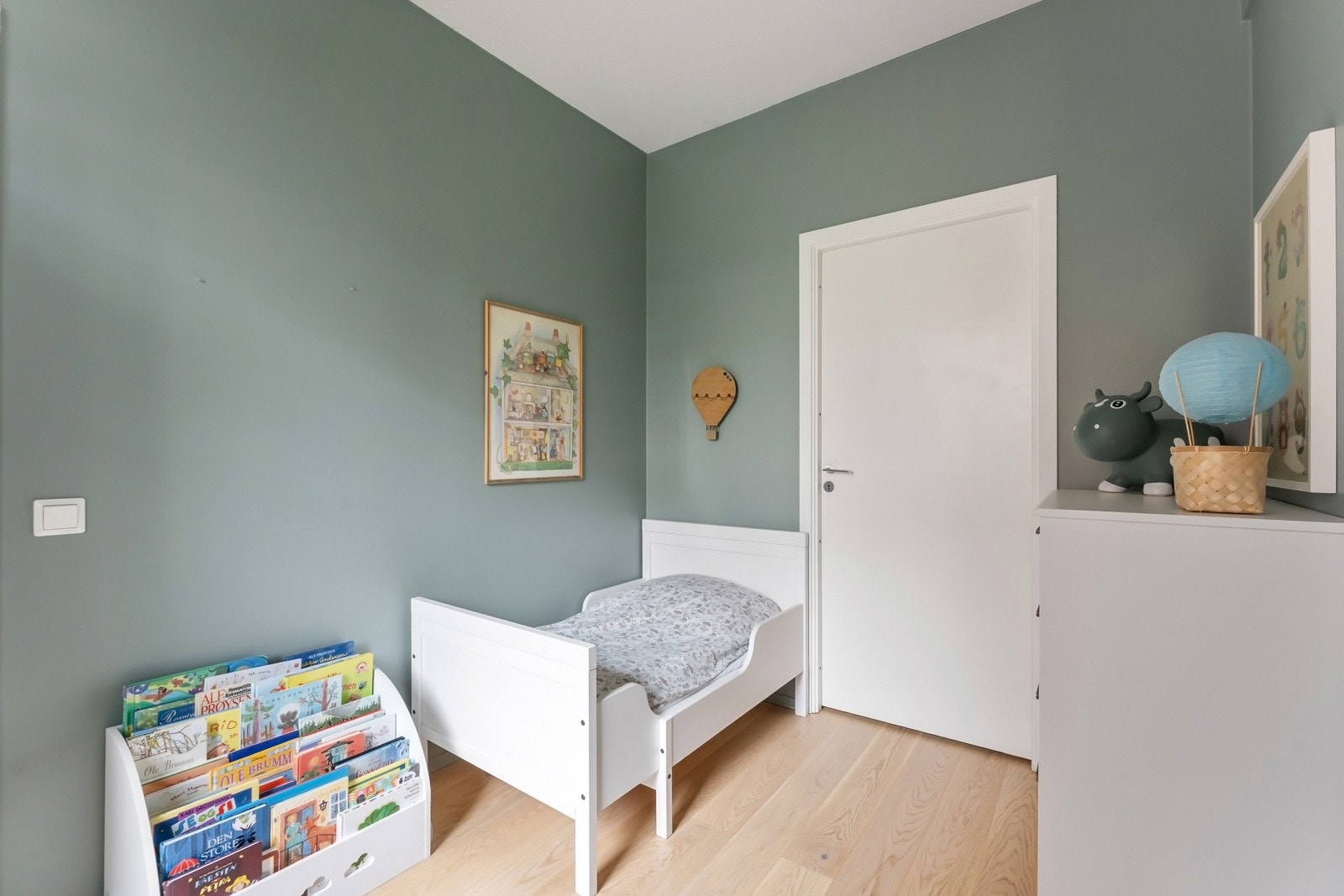 Eget walk-in-closet / innvendig bod i tilknytning til rommet. Galleribilde