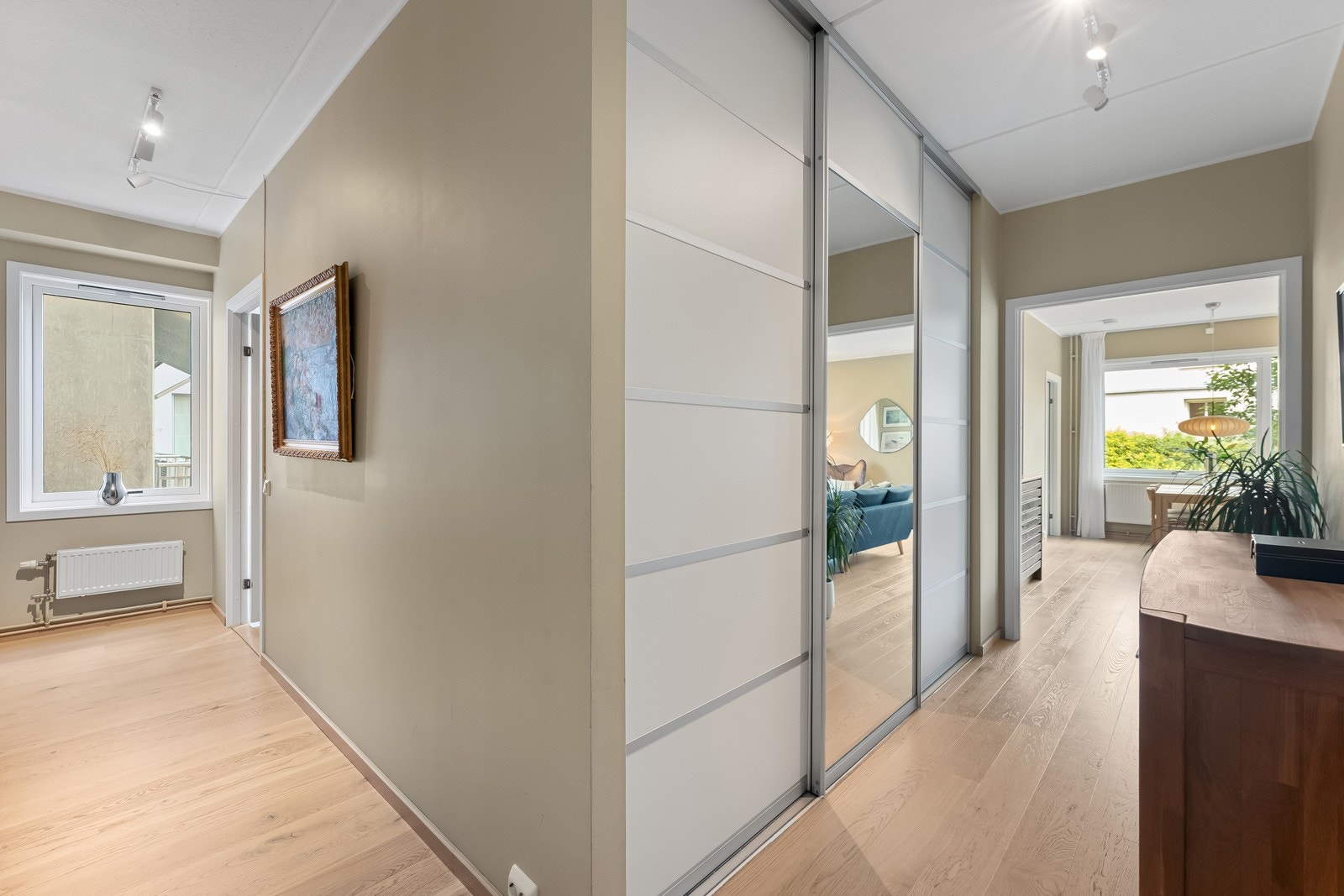 Innbydende entré sørger for et solid førsteinntrykk - Ytterligere lagringsplass i disponibel kjellerbod på 5 m². Galleribilde