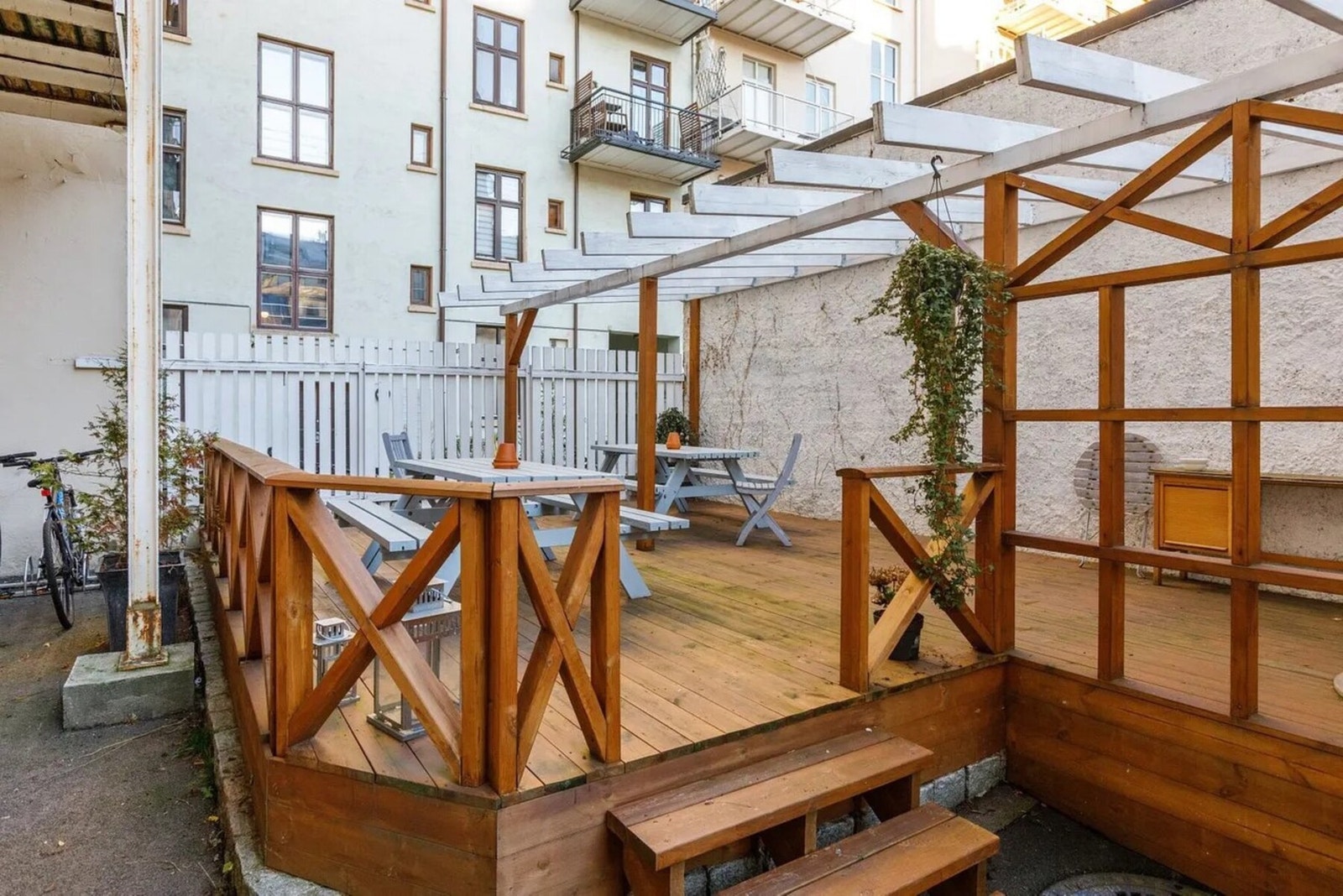 Koselig bakgård med flere sittegrupper. Galleribilde