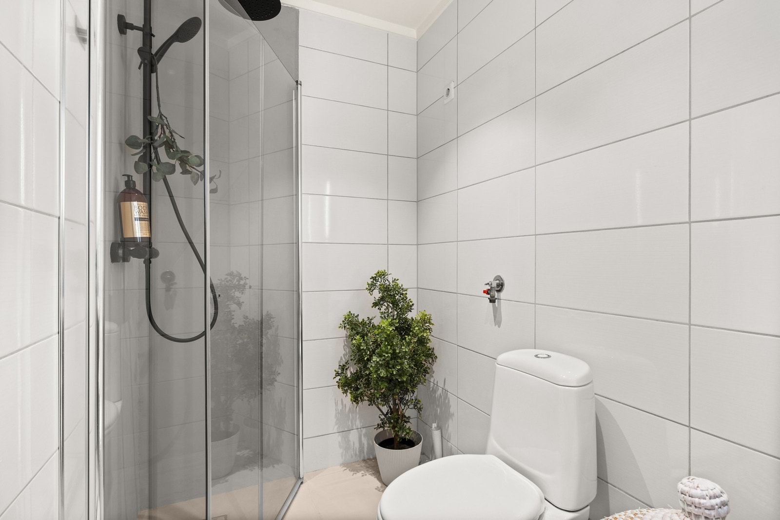 Delikat baderom fra 2012. Nylagt mikrosement på badegulv og i dusjsone. Galleribilde