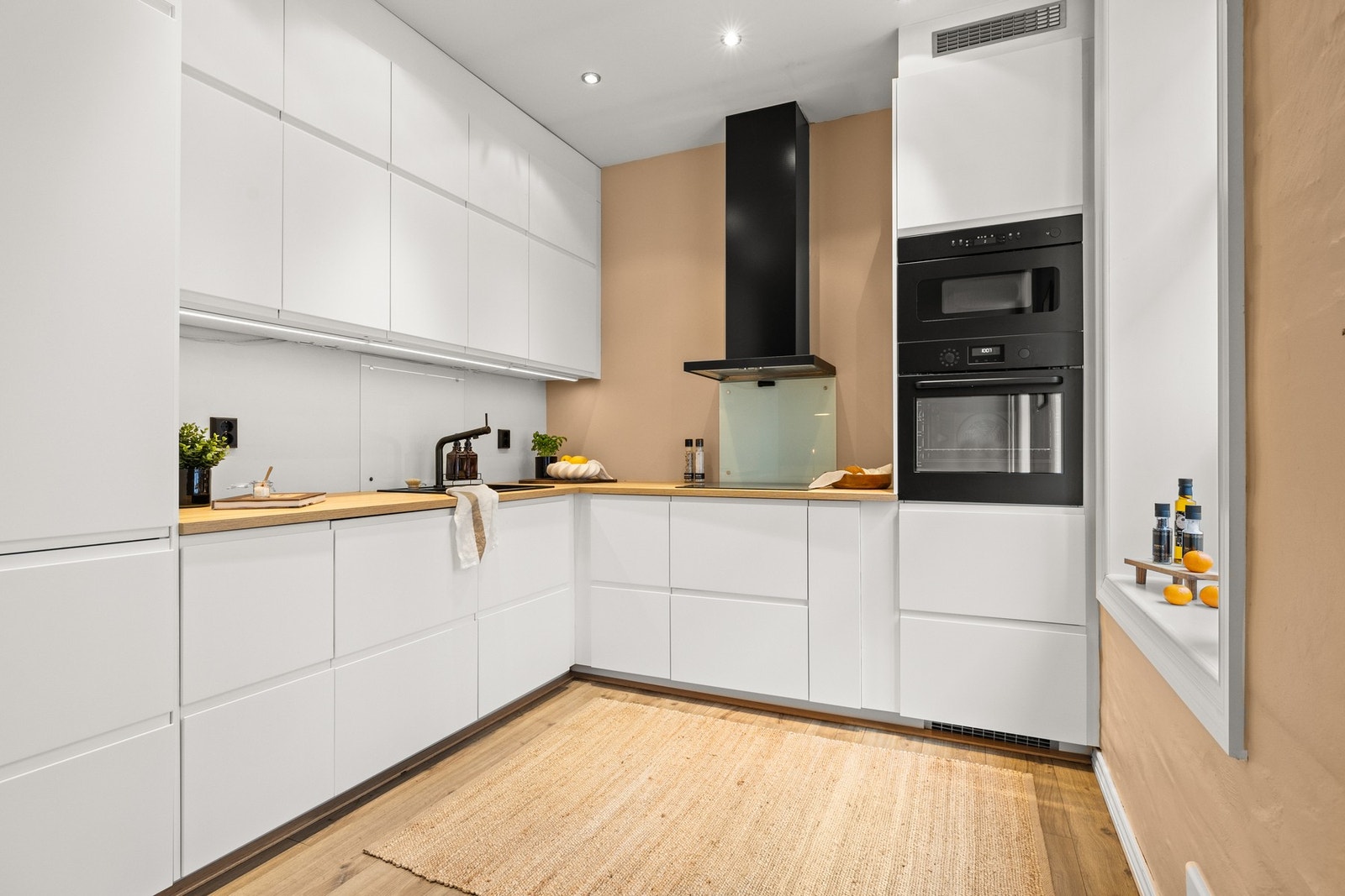 Leiligheten er malt i tidsriktig og moderne fargevalg. Galleribilde