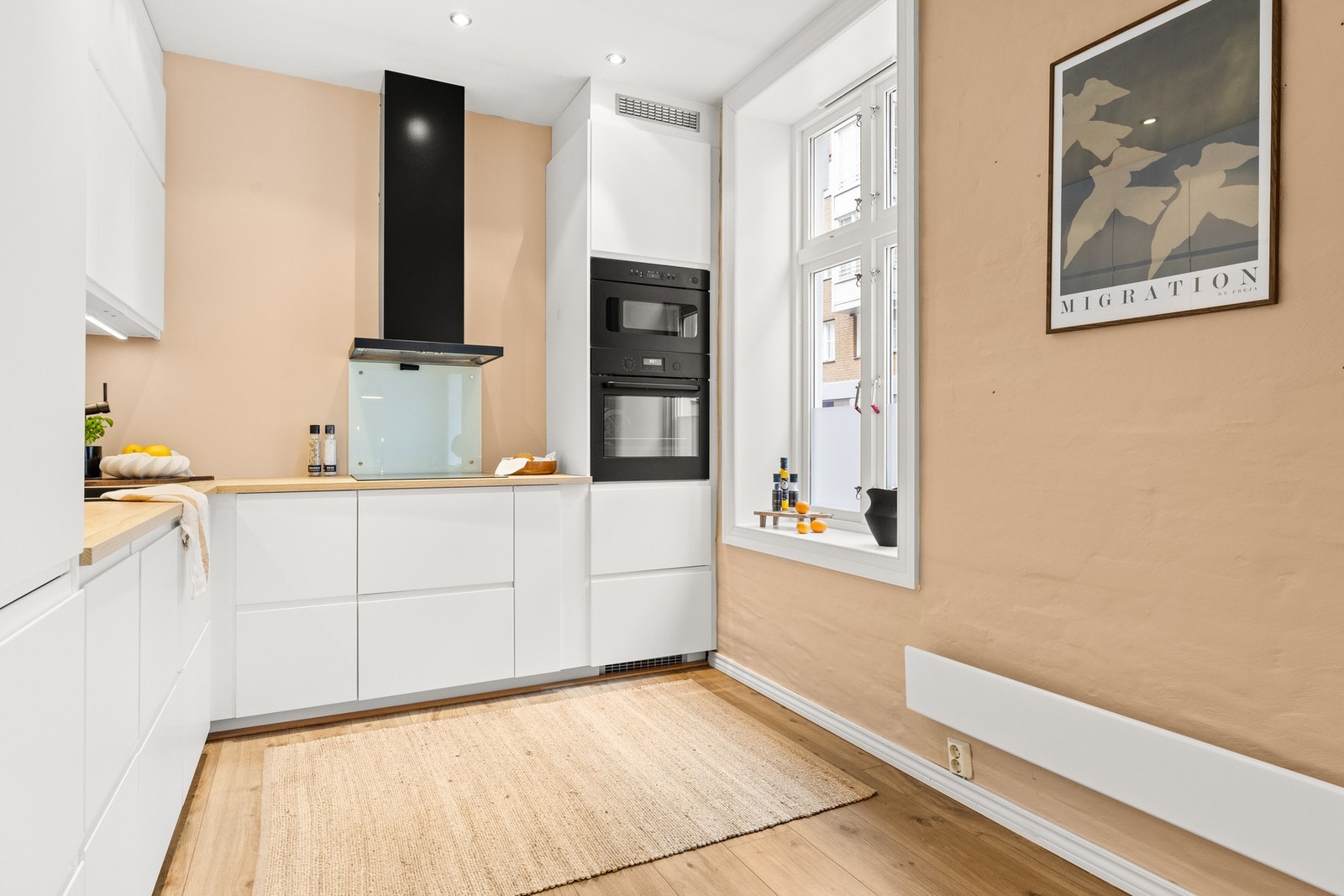 Flott IKEA kjøkkeninnredning fra 2019, med glatte hvite fronter. Galleribilde